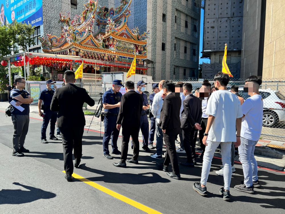 《圖說》崁頂幫成員胞兄今日公祭,海山警在告別式會場出入口及周遭路口路檢。〈海山分局提供〉