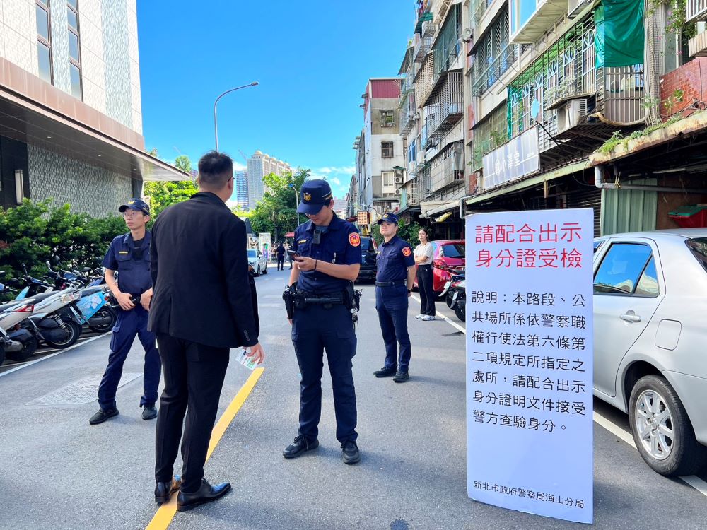 《圖說》崁頂幫成員胞兄今日公祭,海山警在告別式會場出入口及周遭路口執行路檢、蒐證等防制勤務。〈海山分局提供〉