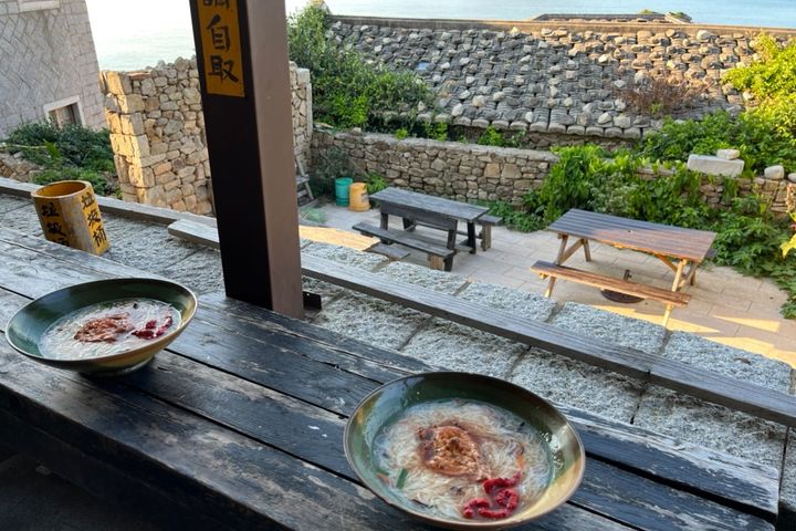 馬祖經典美味老酒麵線,襯著閩東建築與海景,別具風味。 圖:李恆昌/提供