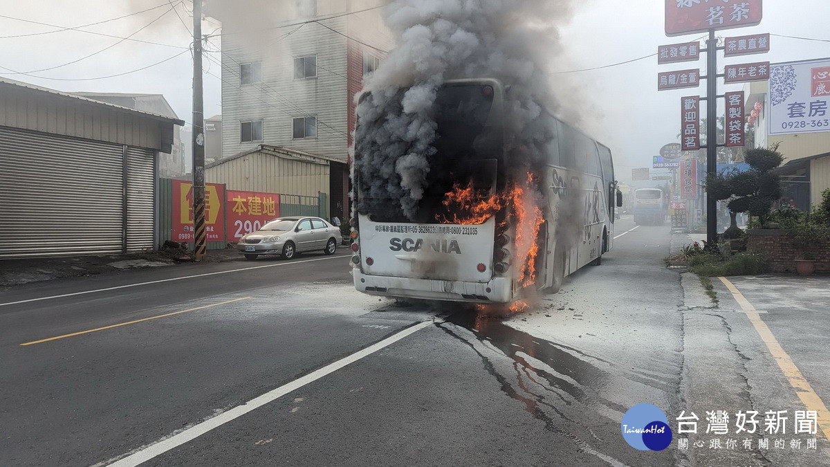 來自高雄的遊覽車在鹿彰路上起火。（消防局提供）