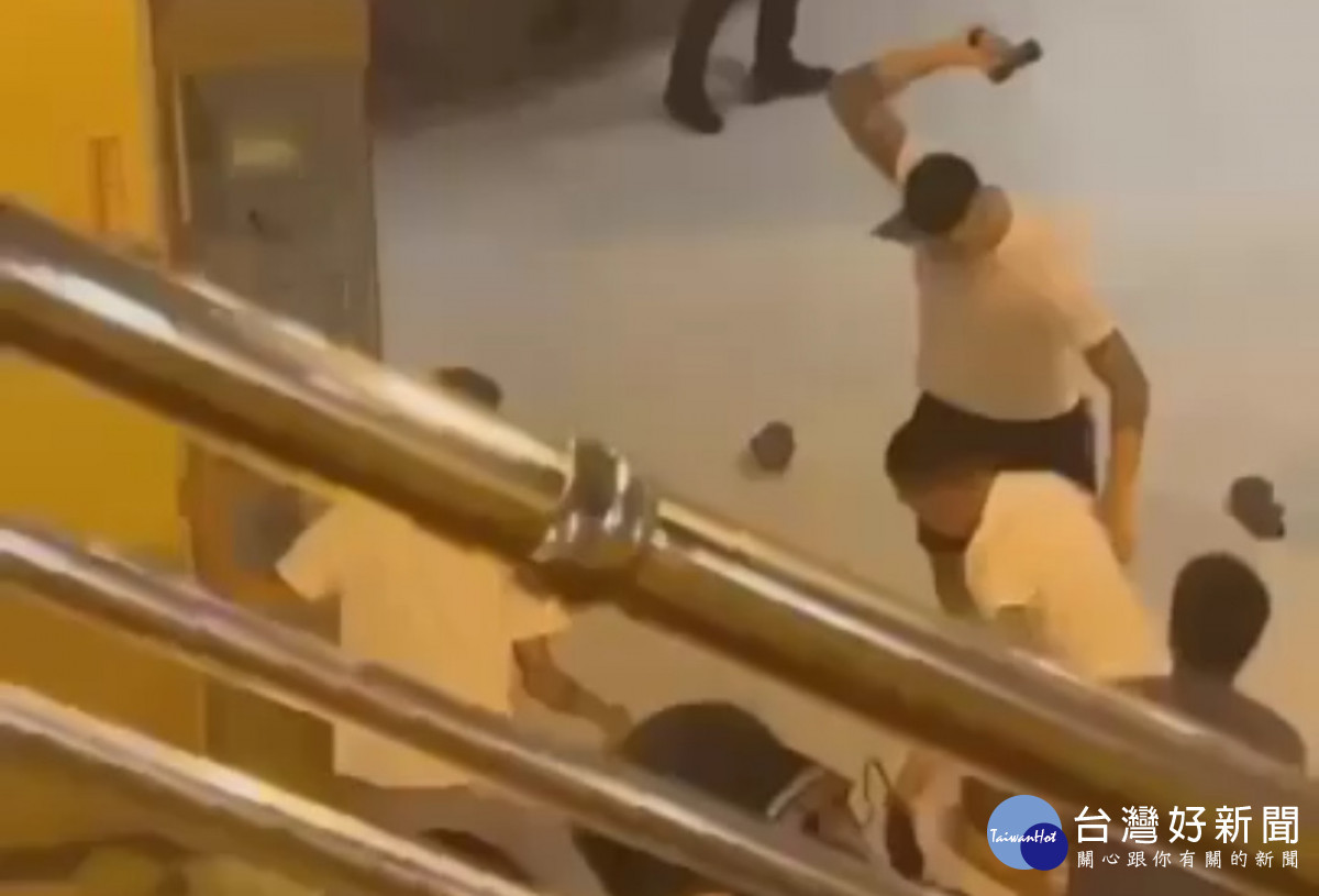 周男等人聯手毆打許男/陳致愷翻攝