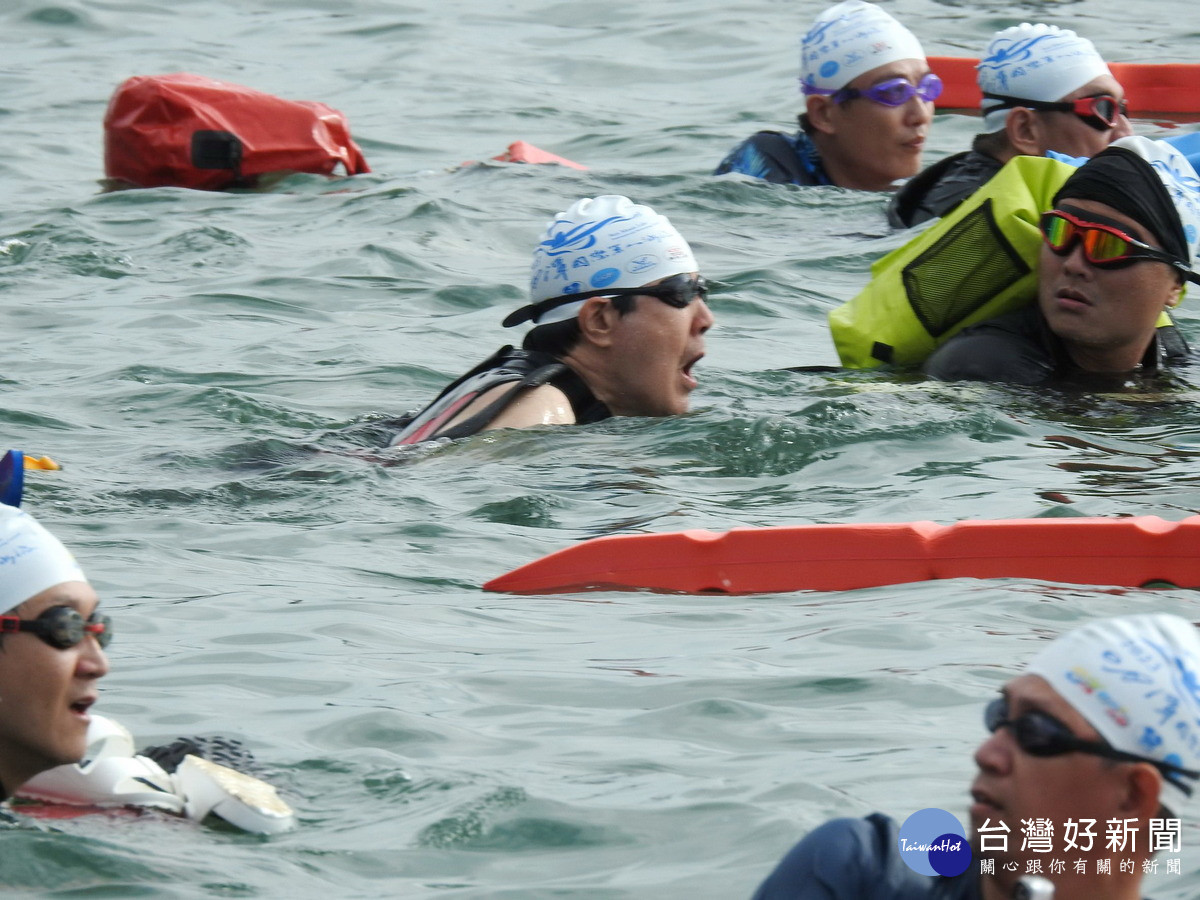 馬前總統挑戰他個人第10次泳渡日月潭的壯舉。（圖/南投縣府提供）