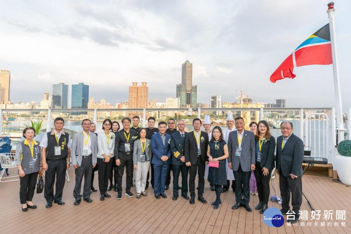 ▲今年度末航班抵達高雄港，名勝世界郵輪吳明發總裁感謝高市府及港務公司等單位大力協助。
