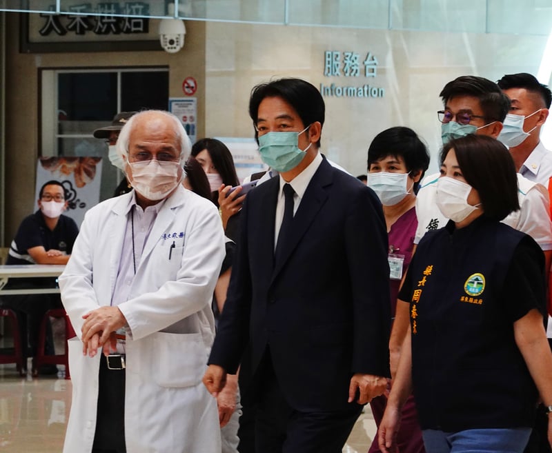 賴清德(前中)24日南下到屏東榮民總醫院探視屏東大火傷者。中央社