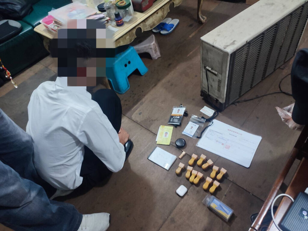 ▲圖說:警方現場埋伏緝獲假理專車手,並起出數張假工作證、假印信和手機 (圖/台中市政府提供)