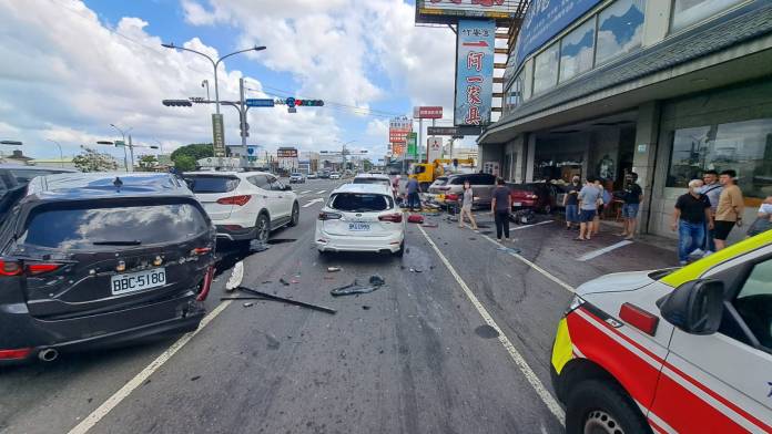 8輛汽機車相撞，車禍現場一片凌亂。民眾提供 | 社會 社會 記者爆料網