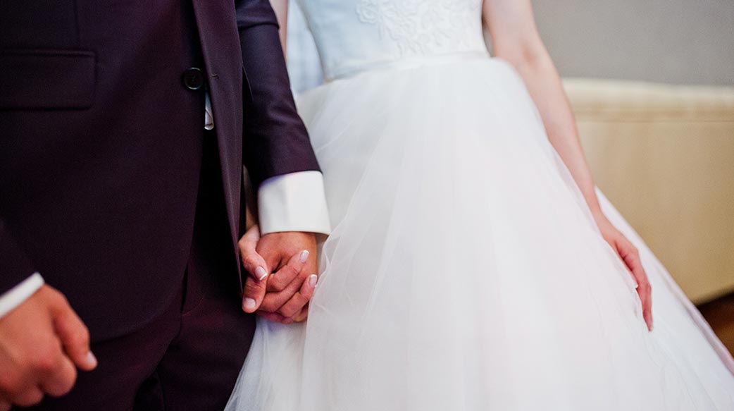 美麗 婚禮 穿著 面紗 結婚 美女 花束 可愛 丈夫 首飾 婚禮 男人 花邊 愛 新娘 人 訂婚 慶祝活動 連衣裙 教堂 人 妻子 馬夫 手 一對 傢伙 女孩 浪漫 男性 人的 關閉 觸摸 飾品 快樂 女人 模型 環 浪漫 英俊 時尚 女 婚姻 珠寶 情人節 儀式 肖像 細節