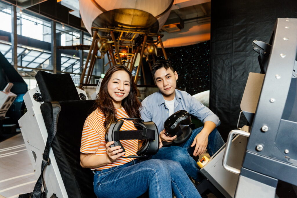 當你踏上奧米加戰機、戴上VR裝置,你將置身於激烈逼真的空中戰場,感受戰機的震撼速度! (2)