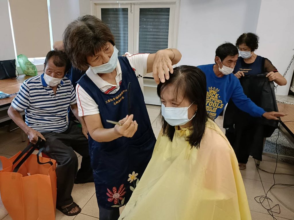 三重社福中心志工隊到場幫街友義剪。(圖/新北市政府提供)