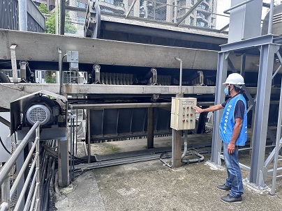 抽水站站員啟動機組前,先開啟撈污機相關設備,避免異物阻擋水流,讓抽水作業更順暢。(圖/新北市政府提供)