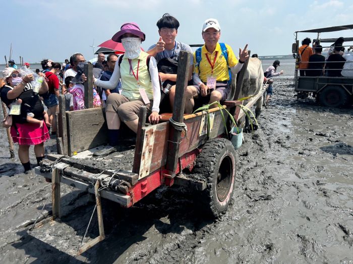 彰化家扶全國認養人與認養童300人芳苑潮間帶相見歡 體驗海牛採蚵文化