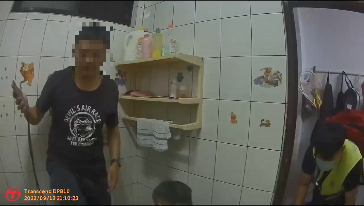 警員廖哲毅及楊明諺聽從119指示對廖翁實施CPR。(圖/警土城分局提供)