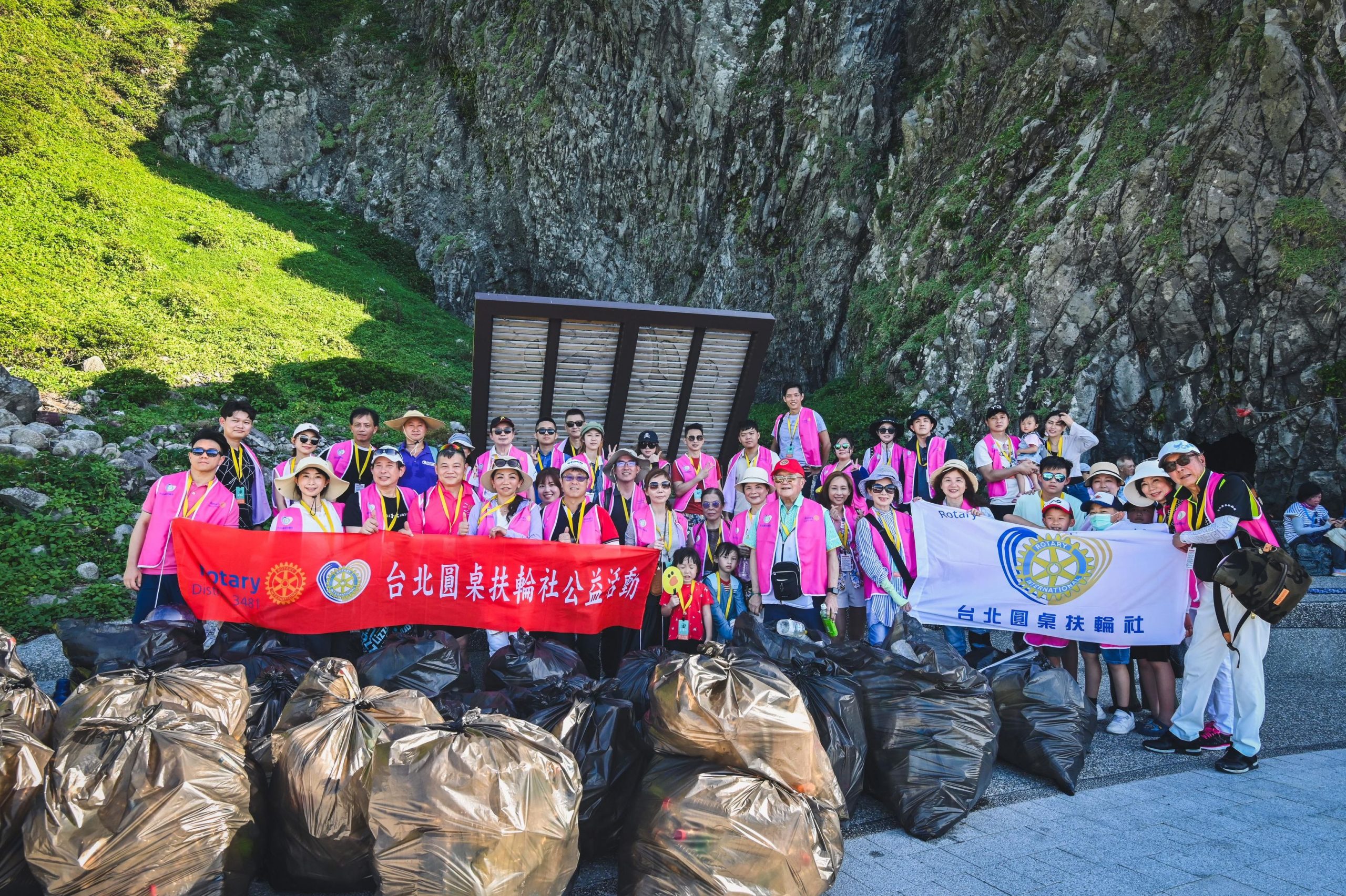 台北圓桌扶輪社友登基隆嶼淨灘護海洋