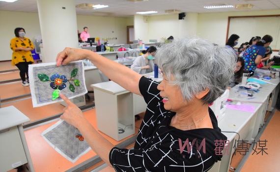 勞動部委辦布工藝實作班開訓 周秀惠教作拼布包練就斜槓本領