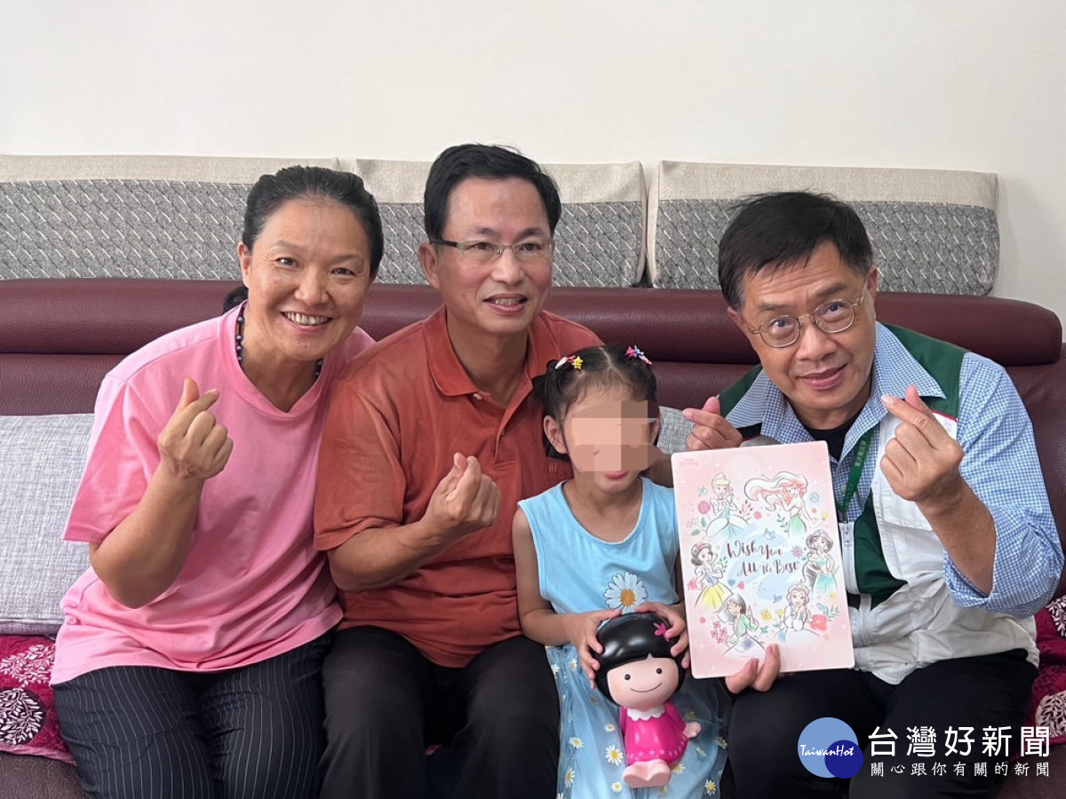 小魚與主任及寄養爸媽合影