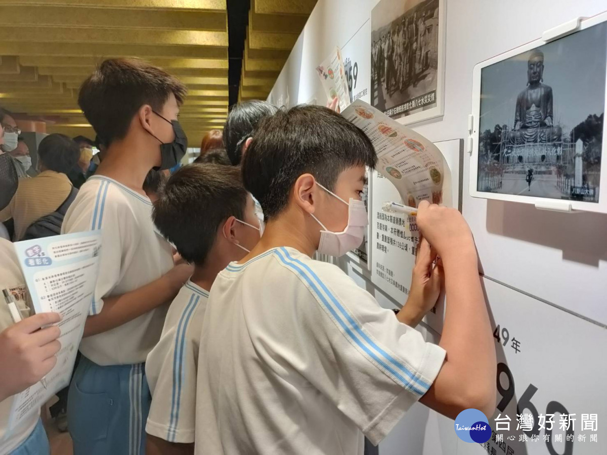 《新修彰化縣志》全套志書完成,建縣300博覽會「有彰歷」展出。圖/記者鄧富珍攝