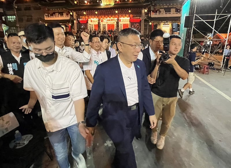 柯文哲(前中)南部首場廟口開講 24日晚間在高雄三鳳宮舉辦。中央社