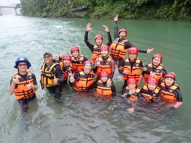不是會游泳下水就安全,事前,應熟悉水中自救之法。圖/黎榮章臉書