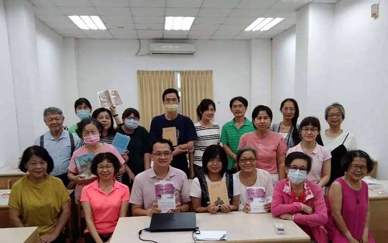 台北教育大學語文與創作系副教授楊宗翰抱怨公部門鐘點費太低,不尊重專業價值。圖/楊宗翰臉書
