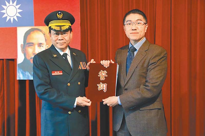 基隆市消防局長向永財(左)從基層出身,是所有縣市消防局長中唯一從「消防隊員」最基層做起的局長。圖/基隆市府提供