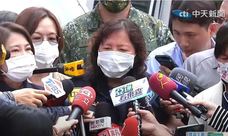 屏東縣消防局長許美雪第一時間稱「未射水就連續發生爆炸」,被指稱有失專業。圖/取材中天新聞