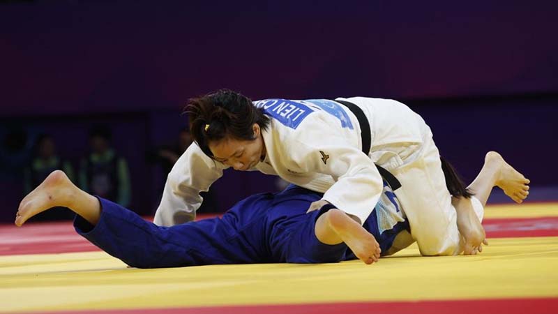 台灣「柔道女王」連珍羚（著白袍者），25日在杭州亞運女子57公斤級項目奪下台灣本屆第2金。圖／中華奧會提供