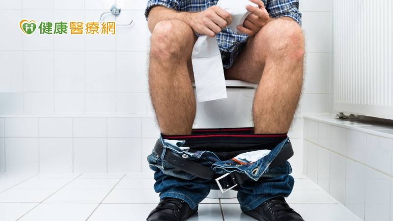 他嚴重便秘,用手摳「菊花」助排便! 竟引「1急症」差點沒命