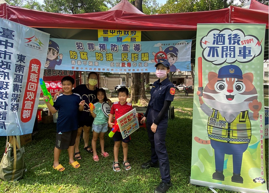 ▲圖說:假日市集犯防宣導好時機,正妹女警的親和力讓小朋友也熱情參與 (圖/台中市政府提供)