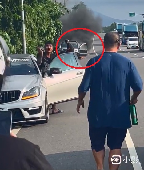 好想換車?休旅車爆胎起火還硬開 熱心路人忙救火車主淡定打手機 59 %E8%9E%A2%E5%B9%95%E6%93%B7%E5%8F%96%E7%95%AB%E9%9D%A2 2023 09 25 092947 | 社會 社會 記者爆料網