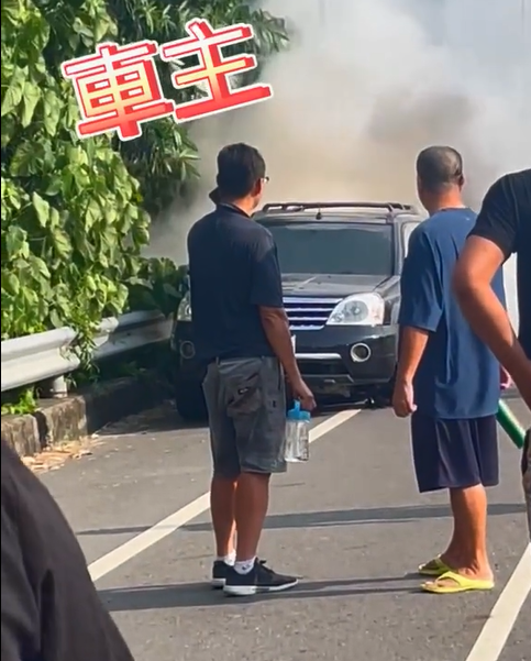 好想換車?休旅車爆胎起火還硬開 熱心路人忙救火車主淡定打手機 61 %E8%9E%A2%E5%B9%95%E6%93%B7%E5%8F%96%E7%95%AB%E9%9D%A2 2023 09 25 093139 | 社會 社會 記者爆料網