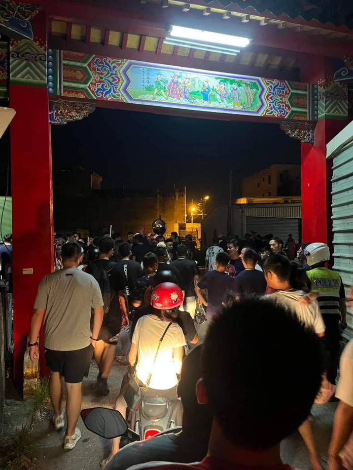 (廟會衝突片)清水廟會爆衝突1人被打骨折 警方到場壓制逮3人 58 | 社會 社會 記者爆料網