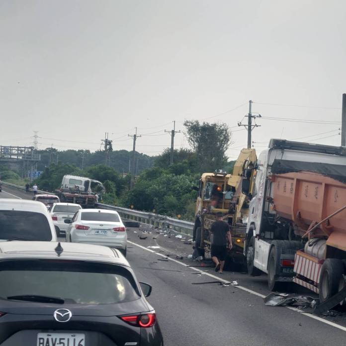(國道車禍片)國道1南下彰化路段連環車禍 3車相撞1人受傷 61 215K車禍。民眾提供 | 社會 社會 記者爆料網