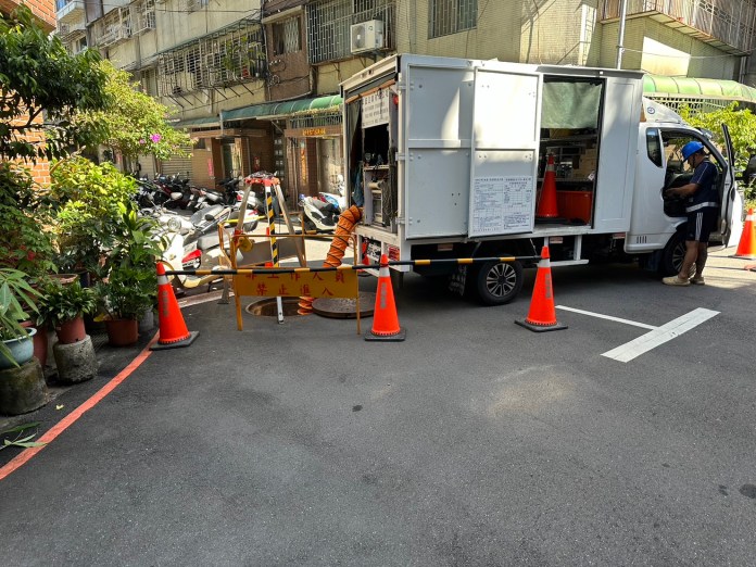新北下水道施工搬開人孔蓋未設立圍籬 OL趕上班遭吞沒 69 613 | 社會 社會 記者爆料網