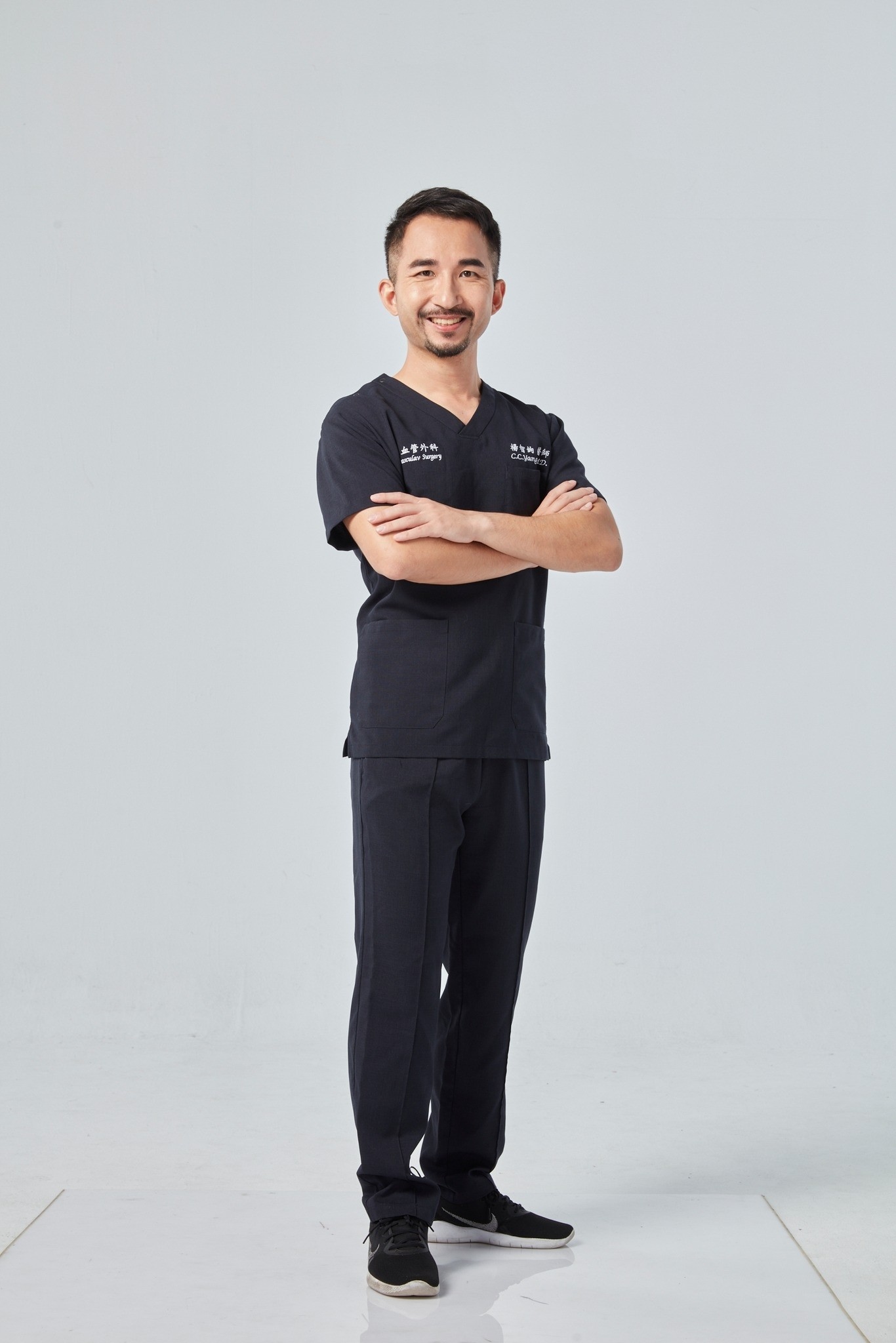 楊智鈞醫師是現任光田綜合醫院心臟外科主任,曾任心臟外科主任苗栗大千醫療體系心臟血管外科主任、中國醫藥大學安南醫院心臟血管外科主治醫師、台中榮民總醫院 心臟血管外科主治醫師、台中榮總嘉義分院 心臟血管外科主治醫師,綽號「俠醫」,常對台灣健保體制下的醫療亂象直言不諱。在醫學領域裡,作者具備十餘年心臟血管外科急重症臨床經驗,擅長全動脈不停跳心臟繞道、瓣膜修補、主動脈剝離、主動脈瘤微創、靜脈曲張微創、洗腎瘻管等各式心臟血管手術,總計逾5000例。現任中部知名教學醫院心臟外科主任。 楊智鈞醫師是現任光田綜合醫院心臟外科主任,曾任心臟外科主任苗栗大千醫療體系心臟血管外科主任、中國醫藥大學安南醫院心臟血管外科主治醫師、台中榮民總醫院 心臟血管外科主治醫師、台中榮總嘉義分院 心臟血管外科主治醫師,綽號「俠醫」,常對台灣健保體制下的醫療亂象直言不諱。在醫學領域裡,作者具備十餘年心臟血管外科急重症臨床經驗,擅長全動脈不停跳心臟繞道、瓣膜修補、主動脈剝離、主動脈瘤微創、靜脈曲張微創、洗腎瘻管等各式心臟血管手術,總計逾5000例。現任中部知名教學醫院心臟外科主任。