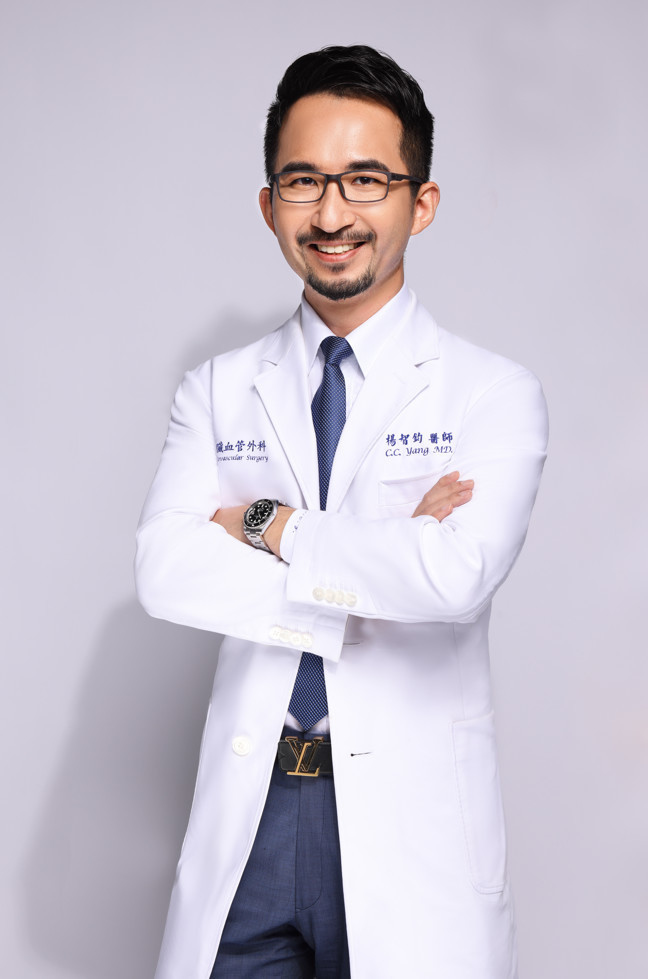 楊智鈞醫師是現任光田綜合醫院心臟外科主任,曾任心臟外科主任苗栗大千醫療體系心臟血管外科主任、中國醫藥大學安南醫院心臟血管外科主治醫師、台中榮民總醫院 心臟血管外科主治醫師、台中榮總嘉義分院 心臟血管外科主治醫師,綽號「俠醫」,常對台灣健保體制下的醫療亂象直言不諱。在醫學領域裡,作者具備十餘年心臟血管外科急重症臨床經驗,擅長全動脈不停跳心臟繞道、瓣膜修補、主動脈剝離、主動脈瘤微創、靜脈曲張微創、洗腎瘻管等各式心臟血管手術,總計逾5000例。現任中部知名教學醫院心臟外科主任。 楊智鈞醫師是現任光田綜合醫院心臟外科主任,曾任心臟外科主任苗栗大千醫療體系心臟血管外科主任、中國醫藥大學安南醫院心臟血管外科主治醫師、台中榮民總醫院 心臟血管外科主治醫師、台中榮總嘉義分院 心臟血管外科主治醫師,綽號「俠醫」,常對台灣健保體制下的醫療亂象直言不諱。在醫學領域裡,作者具備十餘年心臟血管外科急重症臨床經驗,擅長全動脈不停跳心臟繞道、瓣膜修補、主動脈剝離、主動脈瘤微創、靜脈曲張微創、洗腎瘻管等各式心臟血管手術,總計逾5000例。現任中部知名教學醫院心臟外科主任。