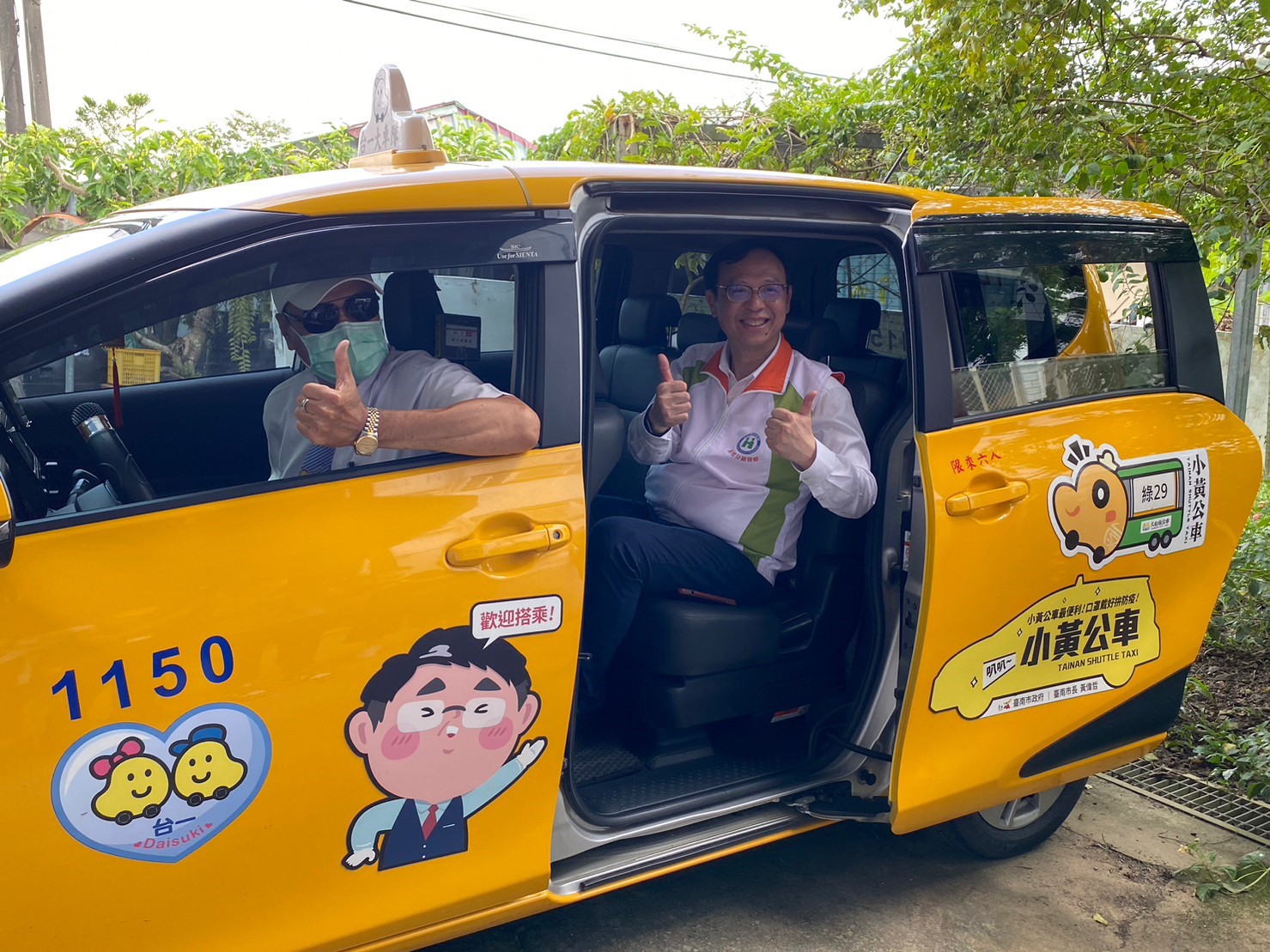 健保署石崇良署長體驗在南化關山里接送民眾就醫的小黃公車(圖:衛福部健保署)