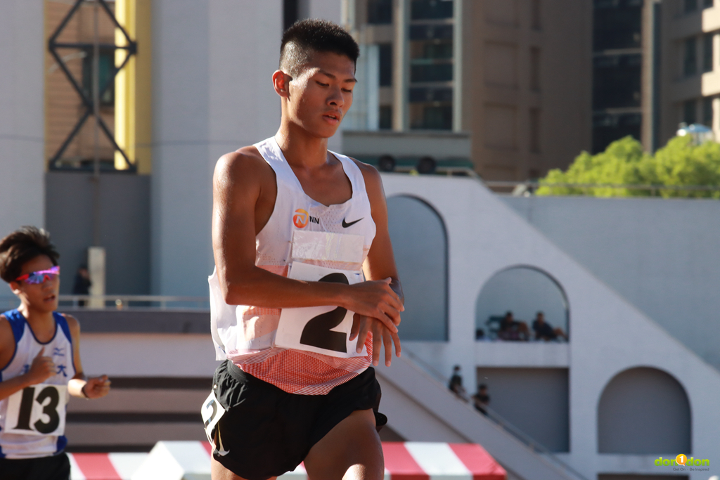 代表高雄師範大學的林哲緯以 9:36.82 拿下第三名