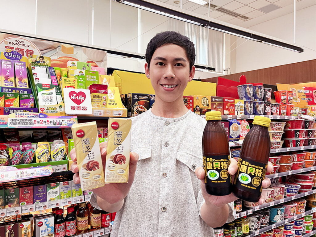 歡慶中秋連假,萊爾富9月28日至10月1日推出黃金康貝特能量飲料150 mL與葡萄王靈芝王精華飲60 mL享買1送1