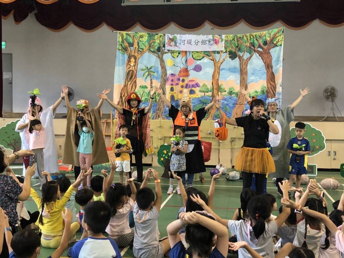 漾新聞|高市圖河堤分館攜手河堤國小師生欣賞繪本戲劇 札根自主防災觀念
