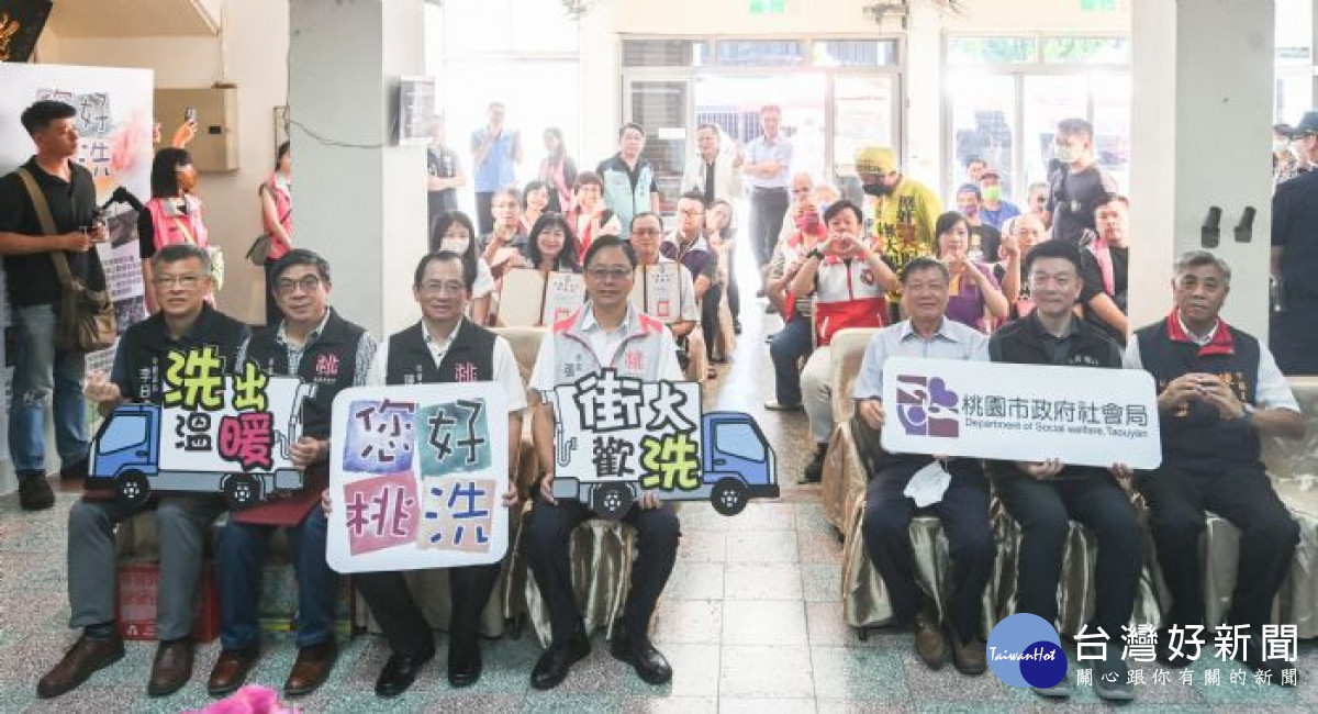 張市長、社會局長與來賓大合照。