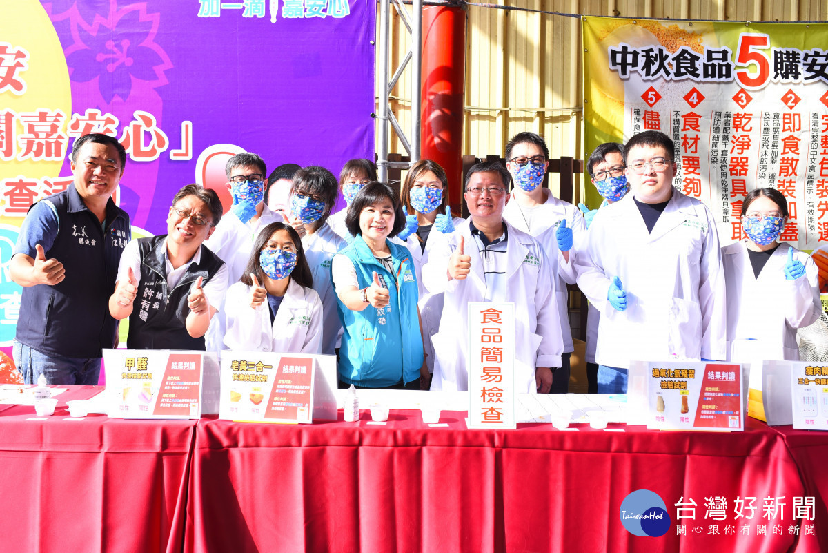 嘉義縣衛生局在安霞宮舉辦「加一滴 嘉安心」簡易檢查活動，透過簡易試劑教導民眾辨識食品是否含有添加物／嘉義縣府提供