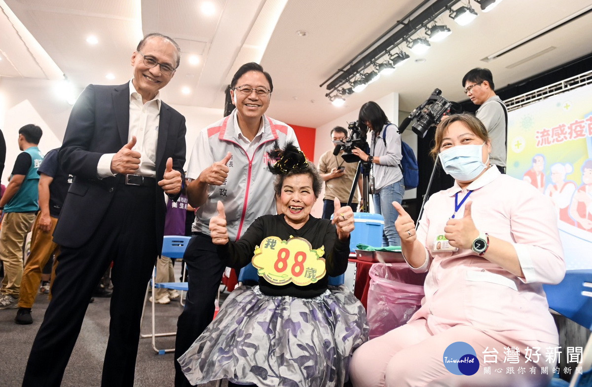 桃園市長張善政前往疫苗注射區關心長輩們接種疫苗情形。<br /><br />