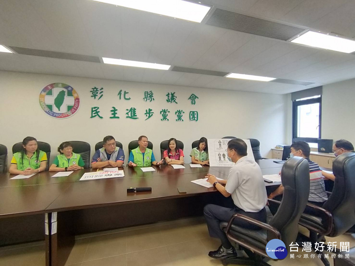 民進黨彰化縣議會黨團議員呼籲,讓消防員回歸專業不再補蜂捉蛇,彰化縣消防局副局長邱聰佳說明回覆。圖/記者鄧富珍攝