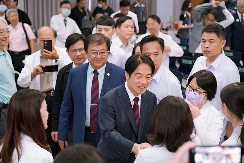 民進黨總統參選人賴清德與東海大學對談,大學生關心未來兵役是否將繼續延長,賴清德回應,以前他當兵當2年,先前縮短到4個月不足以展現保衛的決心。圖/引自賴清德臉書
