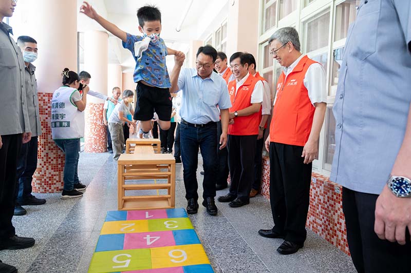 行政院長陳建仁宣布,明年送托公共化托育由每月5500元增至7000元、準公共托育由每月8500元增至1萬3000元。圖/引自陳建仁臉書