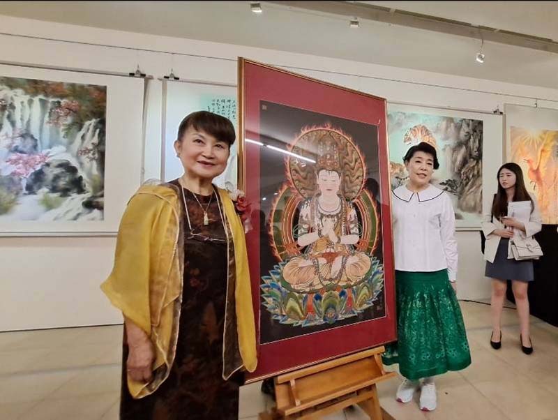 彩墨畫家陳麗雀(左)致贈「大日如來」佛畫給聲樂家簡文秀(右)。圖/記者宋秉忠攝