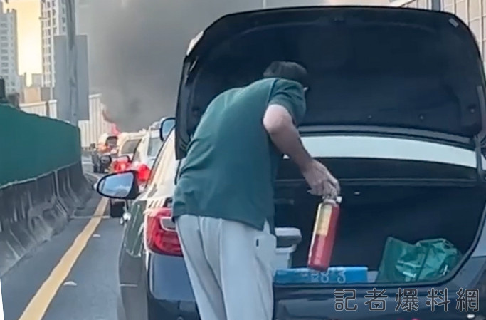 高雄國10 BMW火燒車 超狂阿伯淡定救援 69 1 13 | 社會 社會 記者爆料網