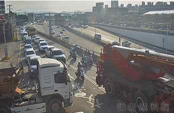 國道1號施工吊車故障 台中段塞車逾10公里 68 messageImage 1695683928887 | 社會 社會 記者爆料網