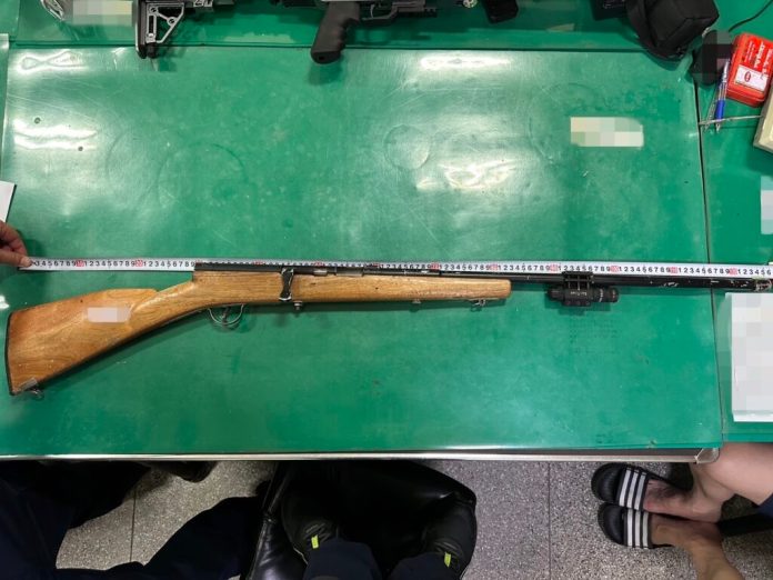 親友聚會男酒後亮槍恐嚇 警驚見土製獵槍及火藥 64 A3896255 A0F8 4081 A4F9 E662089929D2 | 社會 社會 記者爆料網