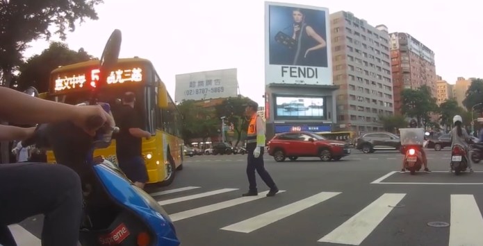 (公車未禮讓行人片)「台中公車又調皮了!」未禮讓行人遭檢舉 警方:違規屬實即告發 60 | 社會 社會 記者爆料網